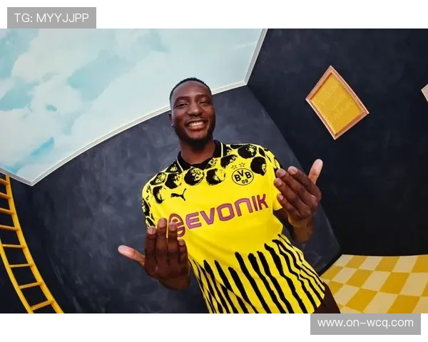 法兰克福小球迷举牌致敬对手，多特球员赛后赠送球衣